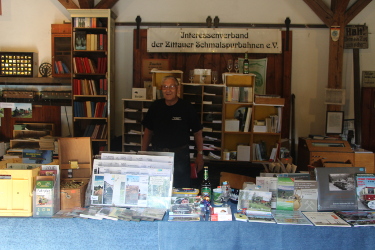 Vereinsfreund Springer beim Verkauf