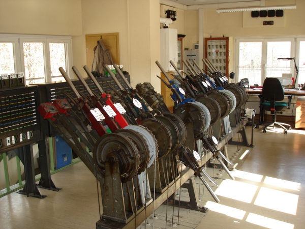 Hebelbank mit Weichen- und Signalhebeln