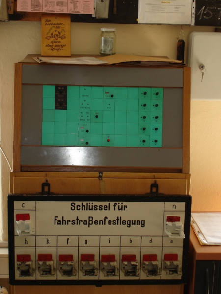 Anschalttasten für die Fahrstraßensignalanzeiger mit Schlüsselbrett