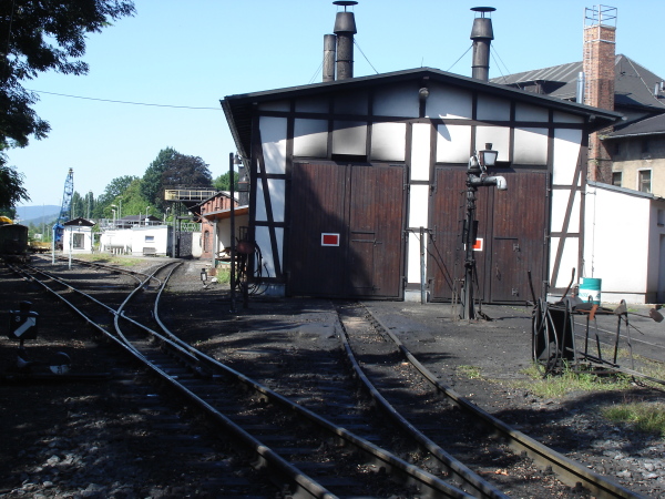 Der Schmalspur-Lokschuppen in Zittau. Links ist die Rollgrube zu sehen.