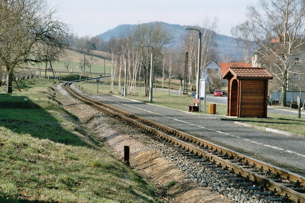 Die heute schlichte Haltestelle Olbersdorf Niederdorf Richtung Olbersdorf Oberdorf.