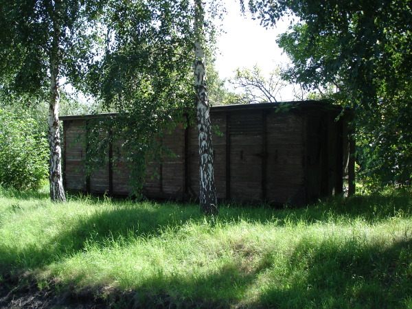 Still fristet ein alter Wagenkasten sein dasein gegenüber dem Stationsgbäude.