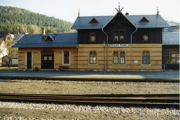 Das imposante Empfangsgebäude in Oybin von der Gleisseite aus