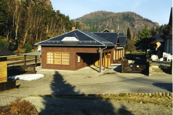 Die 'Kehrseite' des Empfangsgebäudes mit der Wartehalle