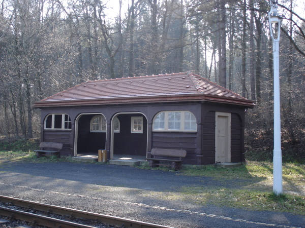 Das alten Stellwerkes ist die heutige Wartehalle