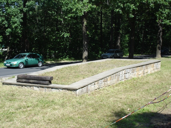 Seiner Gleisanlagen beraubt wirkt heute der Haltepunkt recht einfach. Doch die Laderampe am rechten Bildrand weiß von anderen Tagen zu berichten